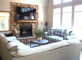 Coastal Retreat Cambria 2 King 1 Queen Bed Fireplace Wi-Fi Free Parking, hotel in Cambria