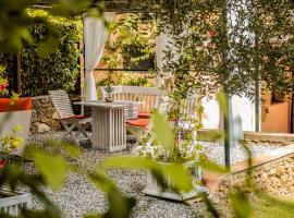 MONOLOCALE CASENUOVE con GIARDINO, hotel di Castiglioncello