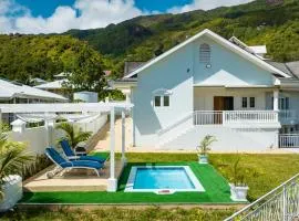 2 Bed Villa - Sleeps 4 - Pets - Pool - Garden