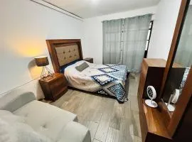 Cómoda casa con dos cuartos y cochera para auto pequeño