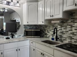 Modern Beach Condo-Daytona Beach, serviced apartment in Daytona Beach