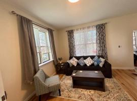 Cozy Boston Apartment, hotel en Medford