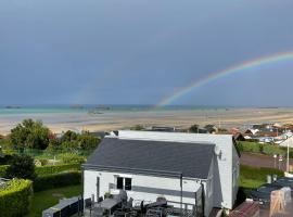 Plage du Débarquement. Maison bord de Mer, מלון בSaint-Côme-de-Fresné