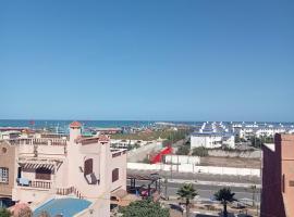 Villa quelques mètres de la plage avec vue sur mer toit et balcons, hotel en Kenitra