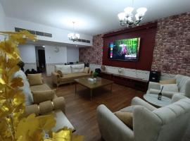 شقة كبيرة وفخمة large and luxury two bedroom, ваканционно жилище в Аджман
