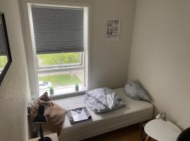 Hyggeligt lille værelse, δωμάτιο σε οικογενειακή κατοικία στο Όντενσε