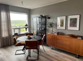 Bright beautiful flat on hilltop w hot tub, appartamento a Hafnarfjördur