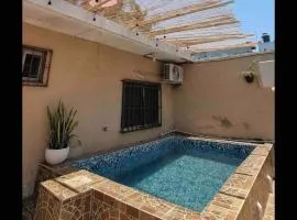 Casa cómoda con alberca pequeña y estacionamiento