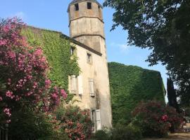 Château sur le Canal du midi proche de Carcassonne, biệt thự đồng quê ở Trèbes