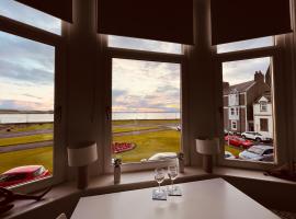 Seaview one bedroom apartment in centre of Largs, hotel u gradu Largs