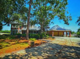 BEAUTIFUL VACATION HOME RENTAL WITH TROPICAl STYLE HEATED POOL & HOT TUB, hotel in Alvin