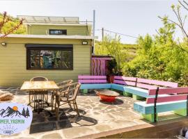 בקתה ואירוח היסמין מול הנוף, chata v destinaci Madždal Šams