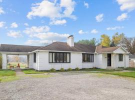 Updated 1940s Ranch on 9 Acres with Pond, ξενοδοχείο σε Pickerington
