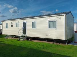 Summer Breeze Getaway, West Sands, Hotel in Selsey