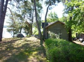 Houses by the sea near the city, hytte i Lidingö