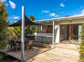 Onetangi Beach Retreat - Waiheke Holiday Home, hytte i Onetangi