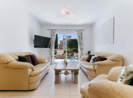 Antonia's Palace Rooftop Jacuzzi Stunning View, villa in Paphos City