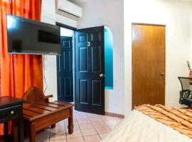 Room in Guest room - Suite 3 Vena Close to Cotsco, hotel di Puerto Vallarta