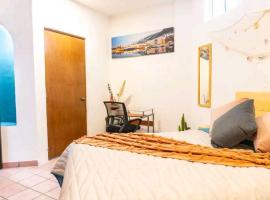 Room in Guest room - Suite 2 Vena Close to buses and supermakets, hotel en Puerto Vallarta