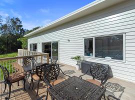 The Whitehouse - Lepperton Holiday Home, hotell sihtkohas New Plymouth
