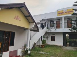 Kampung Istal Villa Pamijahan, hotel con estacionamiento en Cireungkong