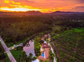 Colorful Pool Villa: Ban Chin Tham Mai şehrinde bir havuzlu otel