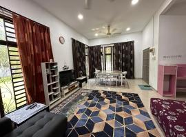 Azzahra Homestay Pekan with 3 Bedrooms fully airconditioner, παραθεριστική κατοικία σε Pekan