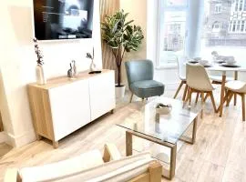 Lush Porthcawl Large Spacious 2 bedroom Apt, Parking, Garden access, Prime Location
