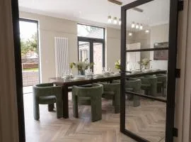 Our House Collective - Luxury Stay in Lincoln City Centre, Hot tub, Sleeps 16