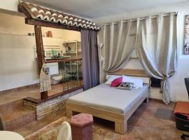 Atelier apartment, מלון בKrasica