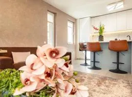 5th Floor Executive Apartment with Balcony and Free Parking