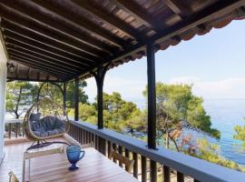 villa Blu: Beachfront home with amazing view, hotel with parking in Vourvourou