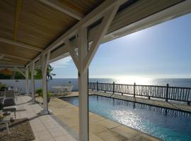 Serenity by the Sea- 3BRVilla w Stunning Sunsets, hotel in Tamarin