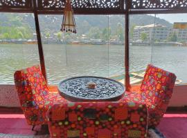Island: Srinagar şehrinde bir otel