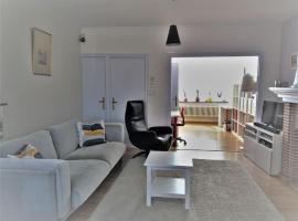 family house, free parking, 15min. walk to city, nhà nghỉ dưỡng ở Brugge