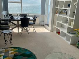 Seascape with Outstanding Sea Views, hotel sa Hove