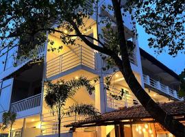 ๋ชจ๋ฅด์ง์ ์์นํ ํธํ
Fourteen Pods By the Sea