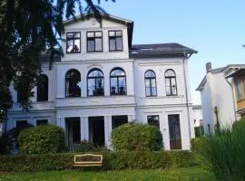 'Kaiserliche' Wohnung mit 3 SZ, 2 Bädern und Whirlwanne