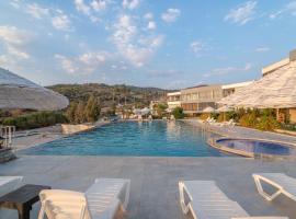 Vacation Flat w Pool Garden in Bodrum, hotel con estacionamiento en Milas