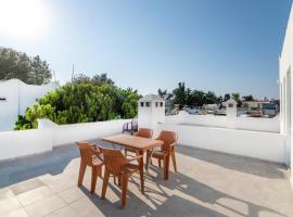 Charming Flat w Terrace 3 min to Beach in Bodrum, huoneisto kohteessa Turgutreis