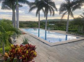 Lujosa villa con piscina, hotel in Girardot