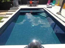 Charmante maison avec piscine chauff&eacute;e, salle de cin&eacute;ma et bar