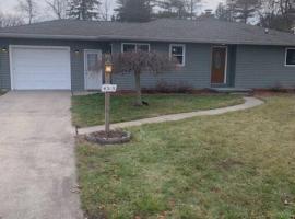 Cute house in quiet neighborhood, pet-friendly hotel in Saginaw