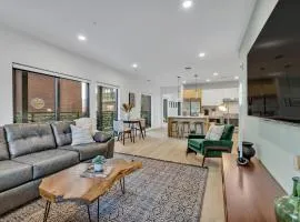 HUGE downtown corner unit- Pool-Gym-Walk 2 Broadway