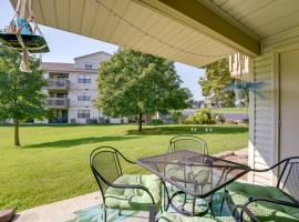 Branson Resort Condo by Lake Taneycomo with Pool!, hotel dicht bij: Table Rock State Park, Branson