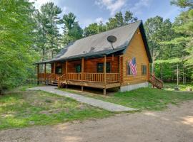 Cozy Arkdale Wood Cabin Near Petenwell Lake!, hotel with parking in New Rome