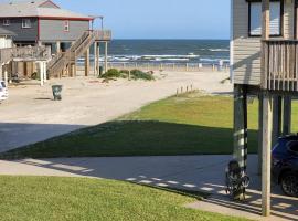 Acapulco - Upstairs Beachview Beauty 50 steps to a private beach! BYOT, holiday rental in Galveston