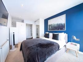 Top Floor Apt - 2 Bed/2 Bath + Private Balcony, cheap hotel in London