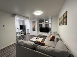 Downtown charm with space to spare, casa de praia em Montreal