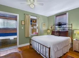 Swing On Inn- Honeycomb Hideaway Suite